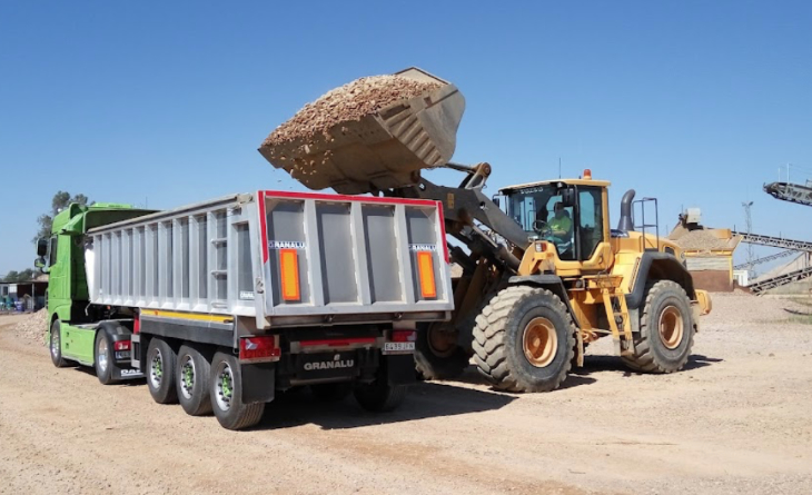Camión con contenedor de obra de El Cerrateño